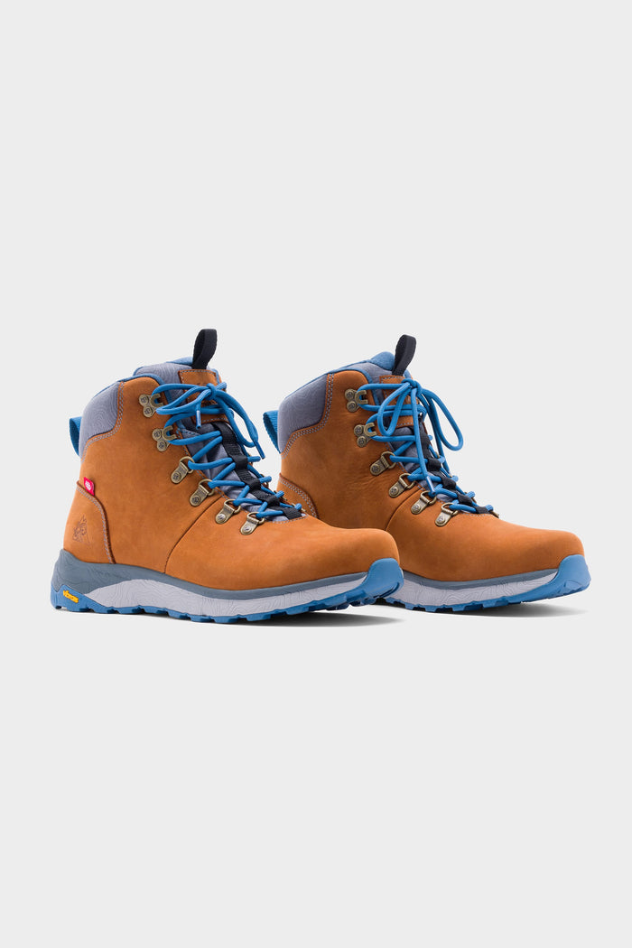 The 686 x Rocky Boots Mens Summit Elite Boot by 686 features brown uppers, blue laces and soles, and gray padded collars, shown on a light gray background.